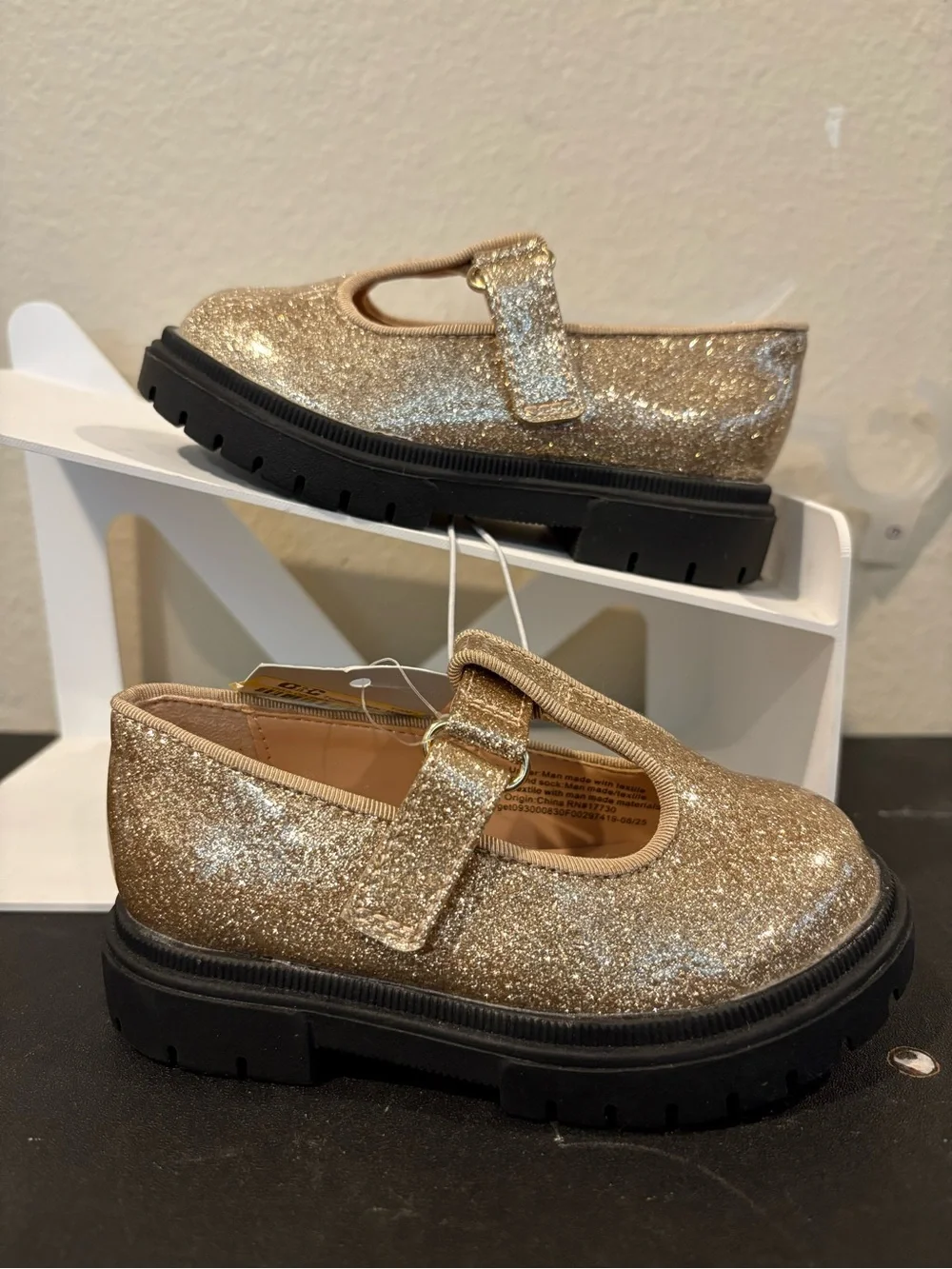 Cat & Jack Wende T-Strap Mary Jane Shoes Sparkly Gold Glitter Toddler Girls 6